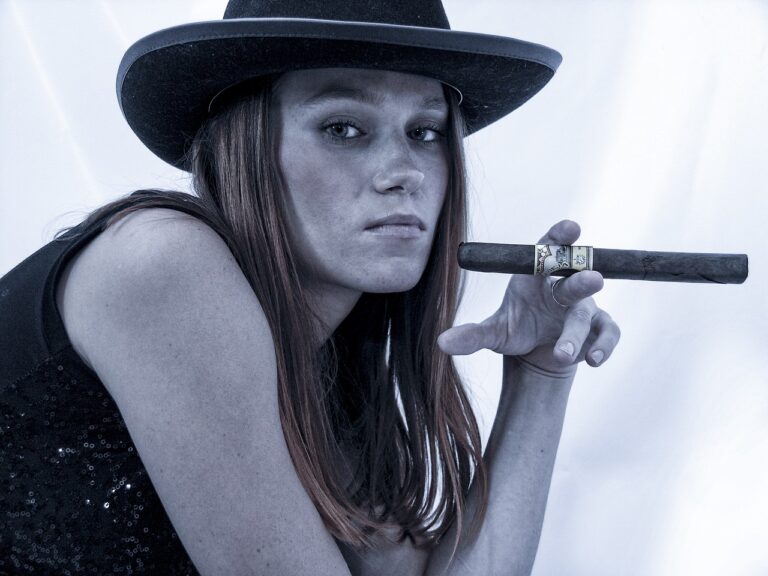 femme fumant un cigare Havana