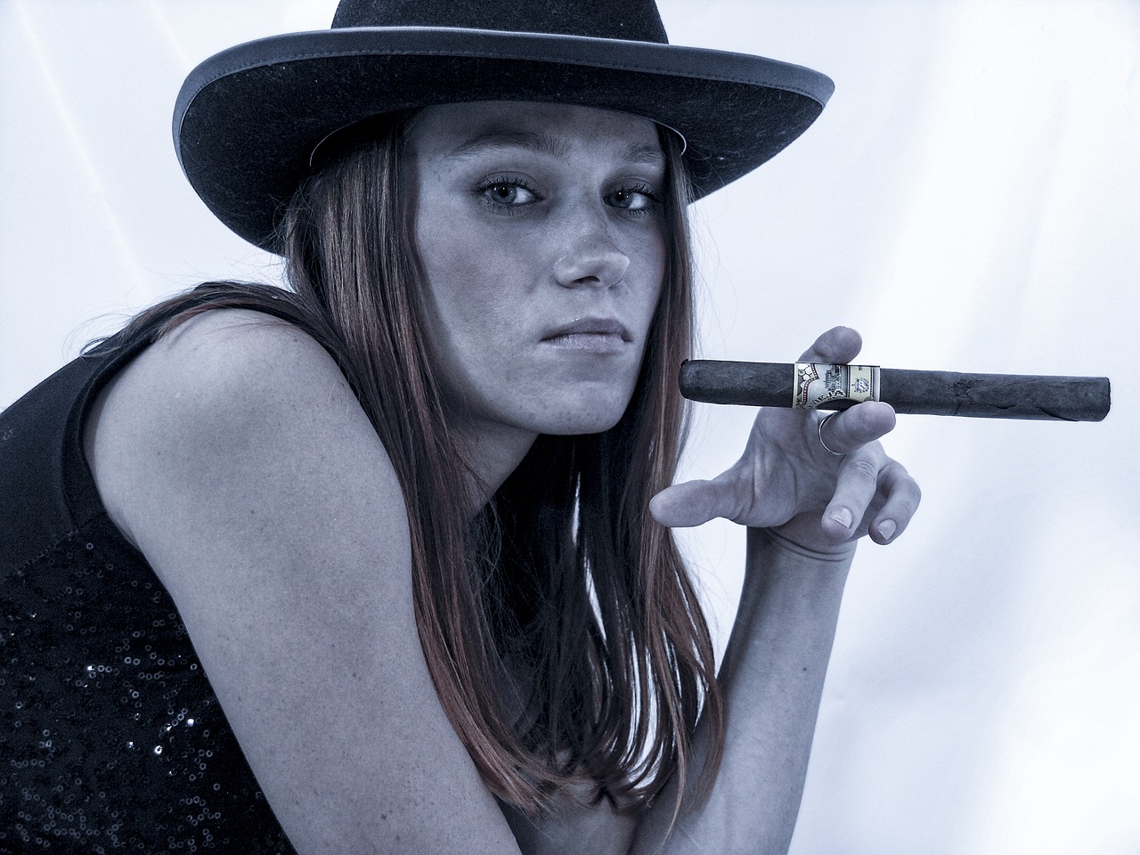 femme fumant un cigare Havana