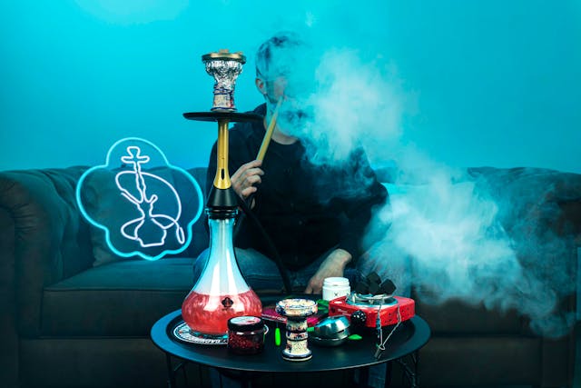 Homme profitant d'une soirée chicha