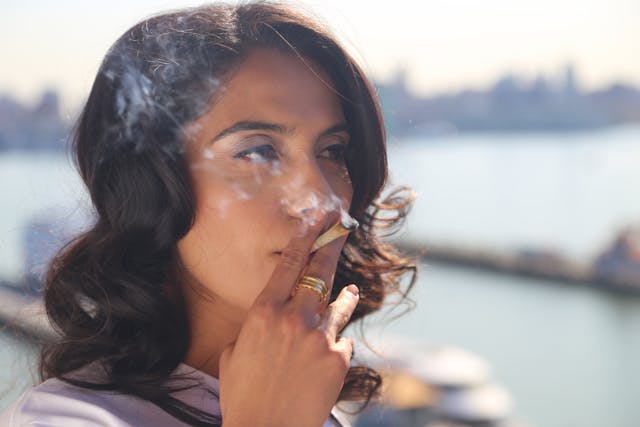 Femme fumant une cigarette avec du tabac naturel