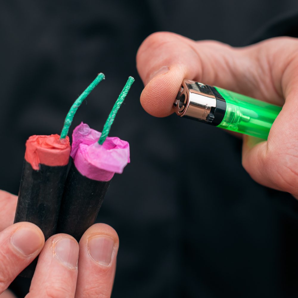 Gros plan sur une cigarette électronique jetable défectueuse posée à côté de petits outils.